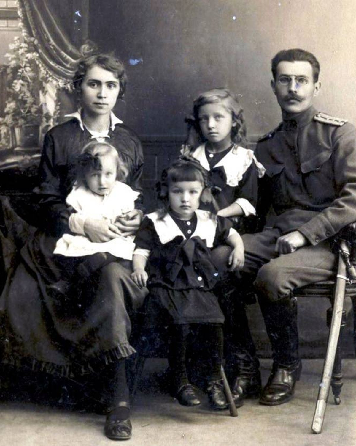 Семейный портрет начала XX века — родители с тремя детьми