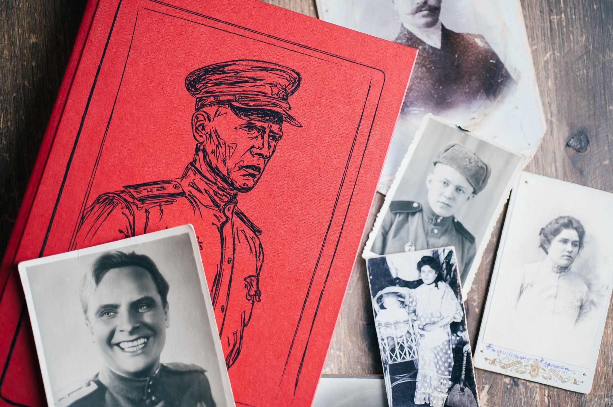 Родословная книга с архивными портретами предков